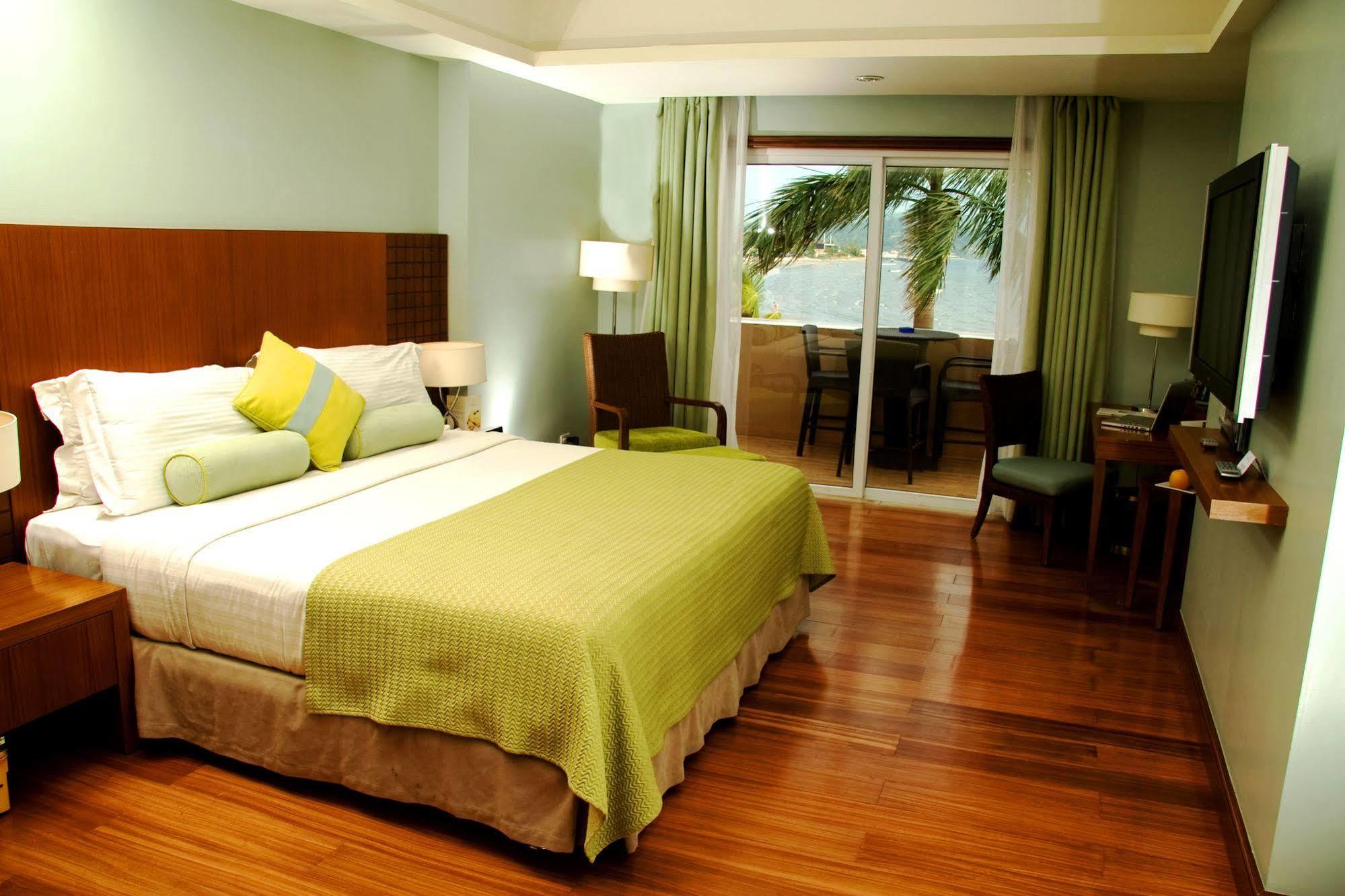 The Lighthouse Marina Resort Olongapo Exterior foto